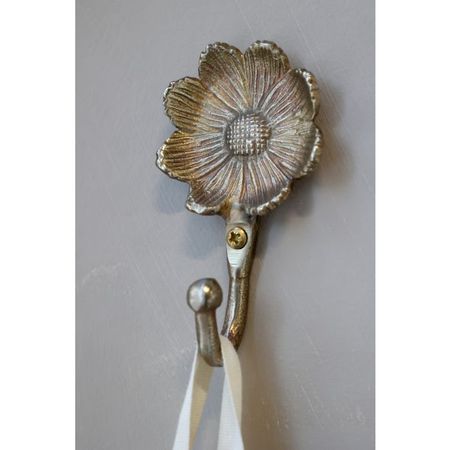 Krok med blomma i mässing