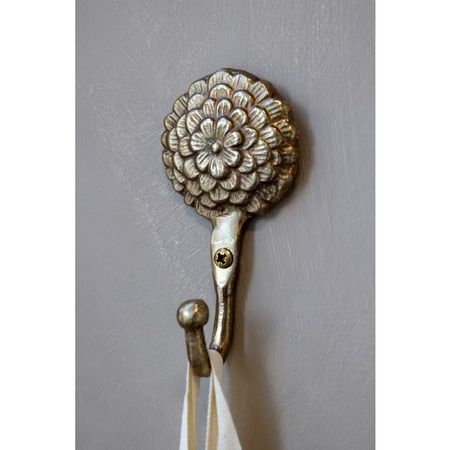 Krok med blomma i mässing