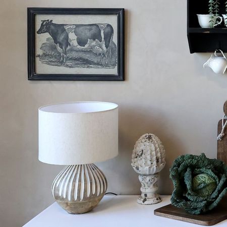 Bordslampa med mönster och linneskärm