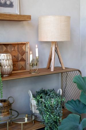 Bordslampa med träbas och linneskärm