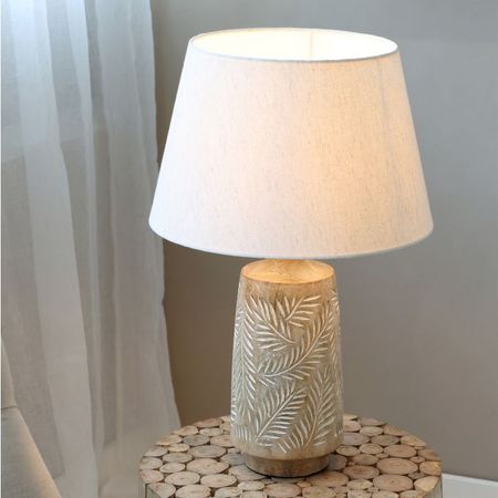 Bordslampa med träbas och linneskärm