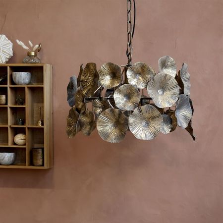 Lampa med blommig dekor
