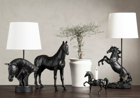 Lampa Häst Stegrande Poly