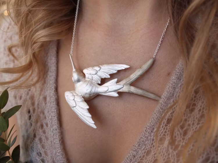 Fluttering Swallow Halsband från Lotta Jewellery är gjort i 925 sterling silver med dekorationer i 14 k guld.
