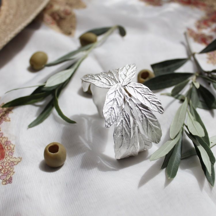 Armbandet är gjort av frostat silver och består av vackra blad och grenar som elegant virar sig runt handleden. Ett smycke som är klassiskt men har en Lotta Jewellery-twist!