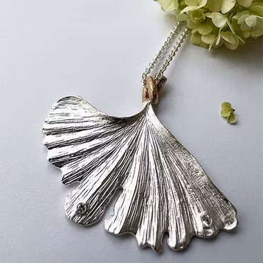 Halsband Ebisu Ginkgo - Silver