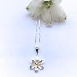 Halsband Vit Jasmine - Silver/Guld