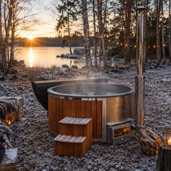 Vedeldad Badtunna GNISTA 200 LUX – Isolerad Premium Badtunna för 5–6 Personer
