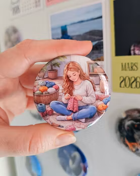 Jente som hekler, button