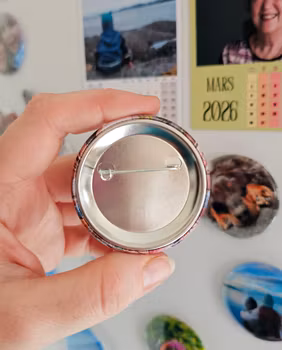 Jente som hekler, button