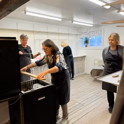 NOVEMBER lördag 15/11 Stöp dina egna ljus. Dagtid 10-14