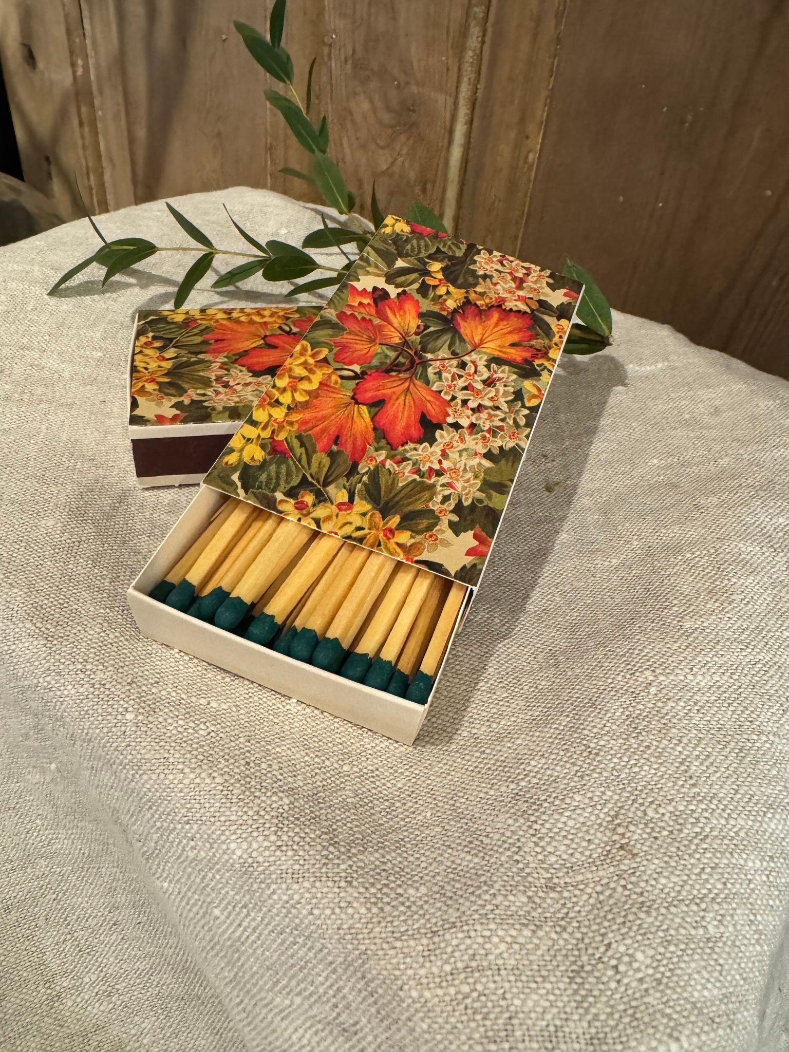 Tändstickor med höstlöv