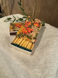 Tändstickor med höstlöv