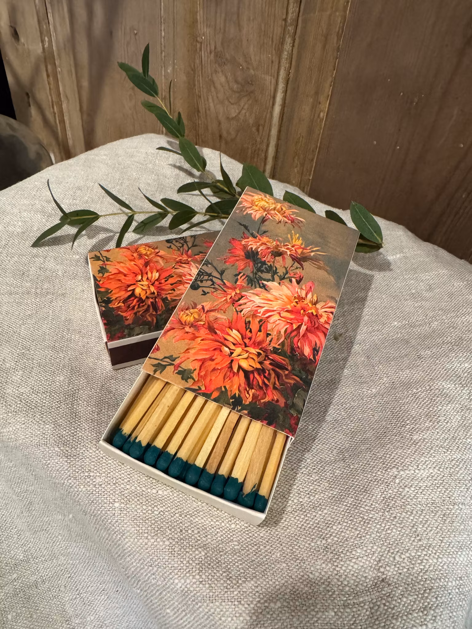 Tändstickor med höst dahlia