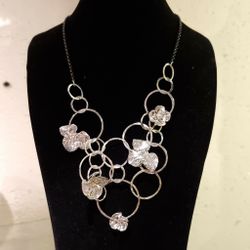 Halsband blommor