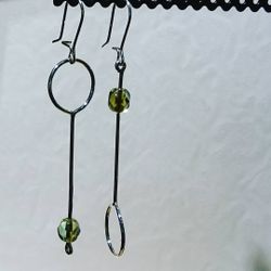 Örhängen med facetterad glaspärla