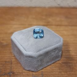 Blå kuddslipad Topaz 10x10x6,5mm