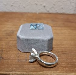 Spegelslipad ljusblå Aquamarin 8x8mm