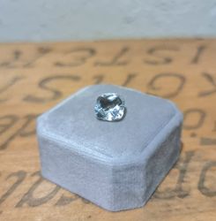 Isblå kuddslipad Azotic Topaz 8mm