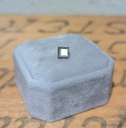 Labradorit ljusgrå carréslipad 5x5mm