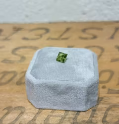 Ljusgrön Caréeslipad peridiot 6x6mm