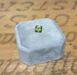 Ljusgrön Caréeslipad peridiot 6x6mm