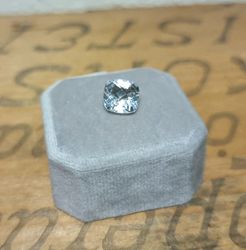 Vit kuddformad checkerboardslipad topaz 10x10mm