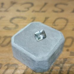 Vit rektangulär checkerboardslipad bergkristall 10×8mm