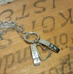 Namn halsband stort flera brickor hjärta