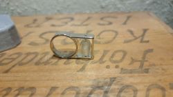 Ring med oval vit glaspärla