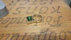 Ring med rund glaspärla