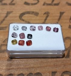 Unika Vackra Spineller i olika färger, kuddslipade ca 5x5mm