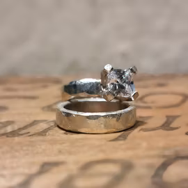 Förlovning eller vigselringar, grovfilade i silver