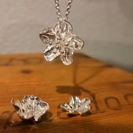 Smörblomma halsbandsberlock