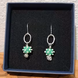 Örhänge med handgjord glaspärla Plupp