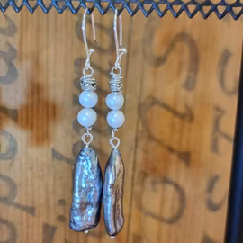 Långt örhänge med barock platt sötvattenspärla