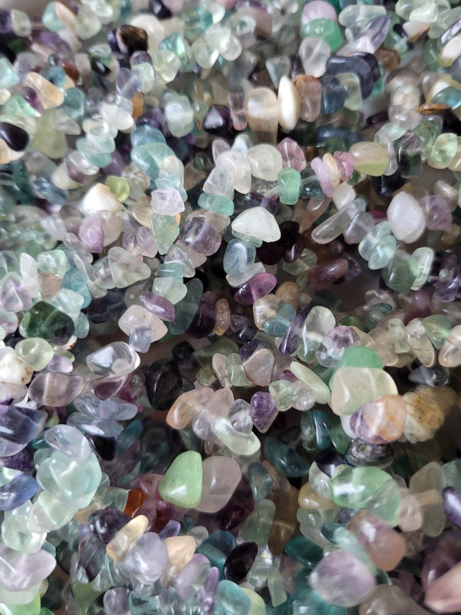 Naturlig flourite chips på sträng
