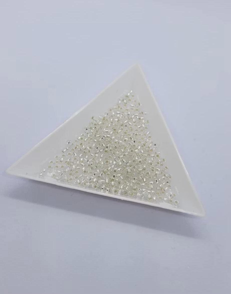 Toho 11/0 ( 61 ) silverlined silver 40gram  bilder kommer