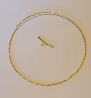 3450 Wire strukturerad guld cirkel med upphängning