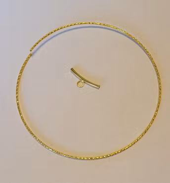 3450 Wire strukturerad guld cirkel med upphängning