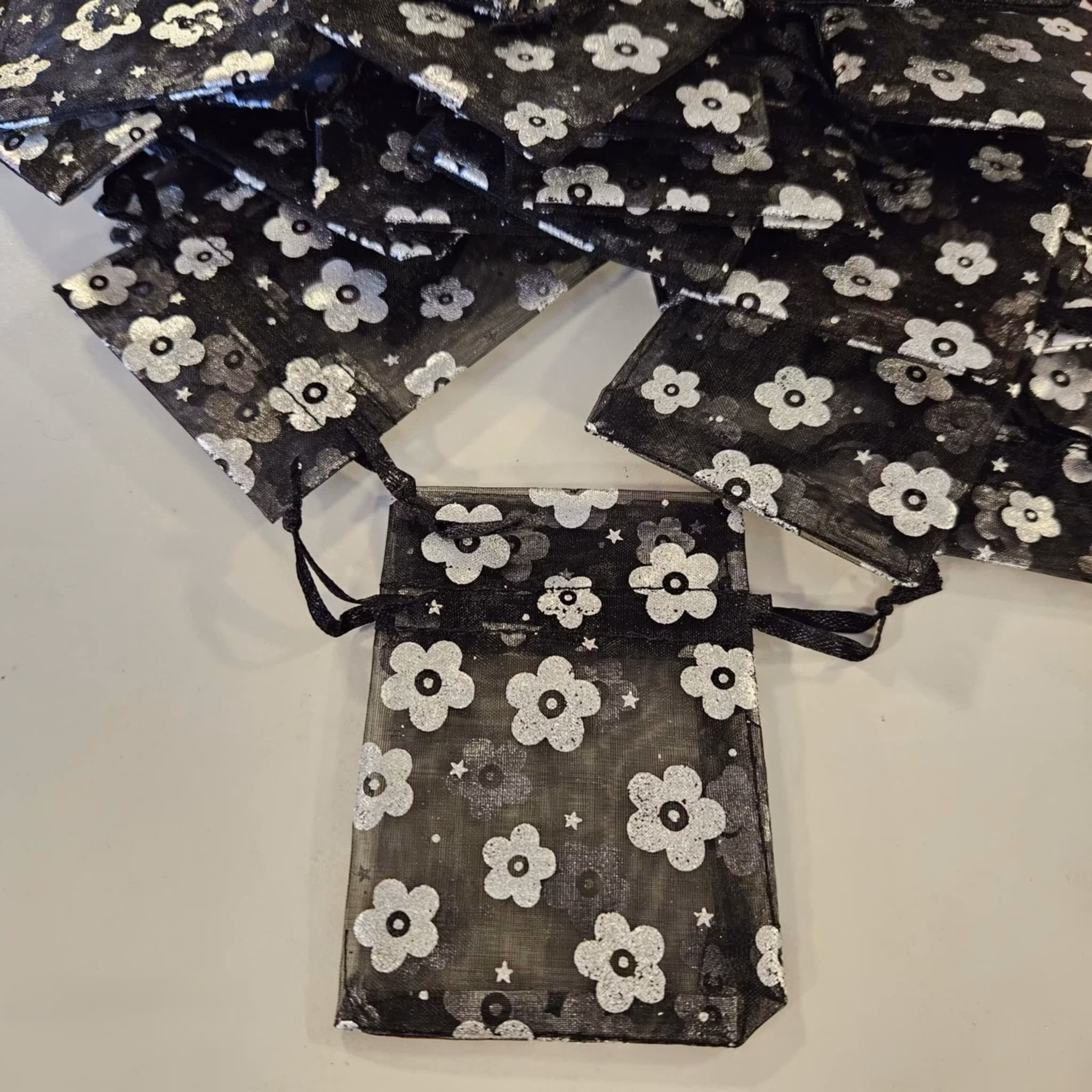 3864 Organza presentpåsar svart med silvriga blommor
