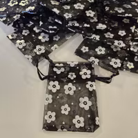 3864 Organza presentpåsar svart med silvriga blommor