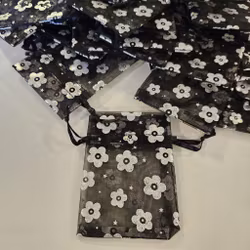 3864 Organza presentpåsar svart med silvriga blommor