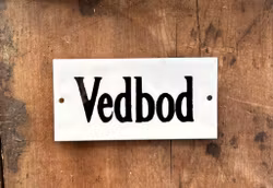 Plåtskylt ”Vedbod”