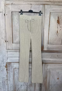 Ribbstickade byxor beige