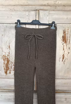 Ribbstickad byxa brun