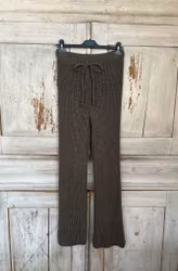 Ribbstickad byxa brun