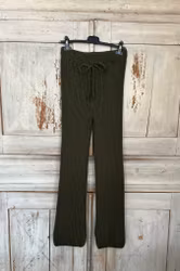 Ribbstickad byxa grön