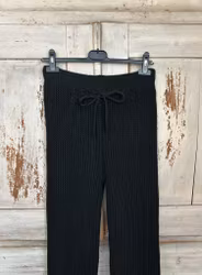 Ribbstickad byxa svart