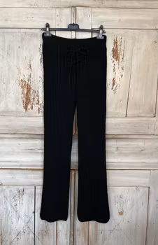 Ribbstickad byxa svart